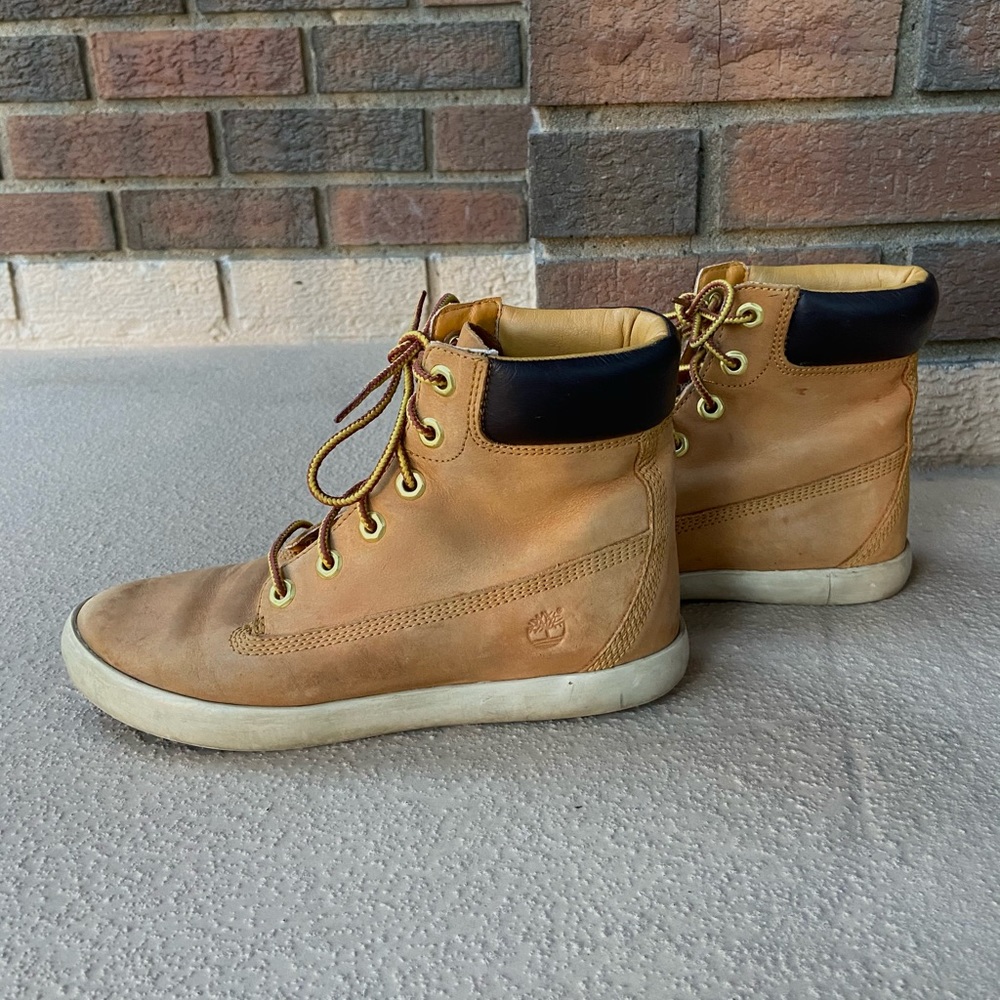 Brand: Timberland. Size: 7. Colour: Sand